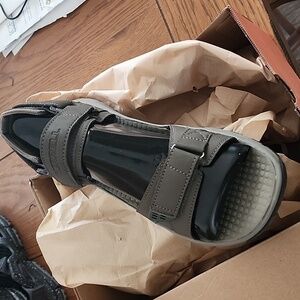 mens Merrell sandals NWOT